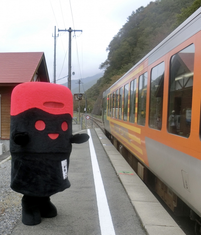 鉄道乗車記録の写真:旅の思い出(7)        「上有住駅で住田町PRキャラクター「すみっこ」が列車を出迎えてくれました。」