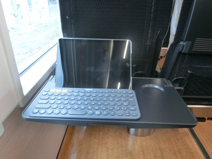 鉄道乗車記録の写真:車内設備、様子(5)        「iPad(第6世代)とBluetoothキーボード(K380)、ドリンクが置けます。
テーブルが大きめになっています。
なおコンセントの設備はありません。」
