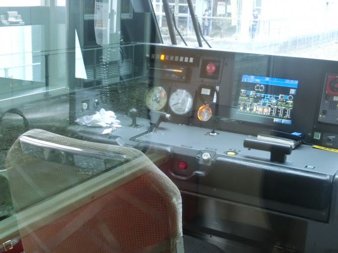 鉄道乗車記録の写真:車内設備、様子(8)        「HB-E300系の運転台の写真です。
ワンハンドルマスコンが採用されています。」