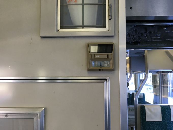 鉄道乗車記録の写真:車内設備、様子(1)        「温度計の写真です。」