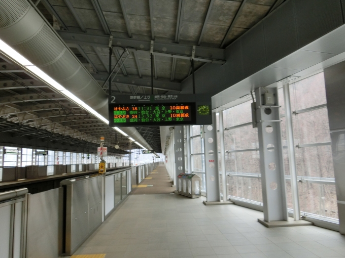 鉄道乗車記録の写真:駅舎・駅施設、様子(1)        「いわて沼宮内駅は人がほとんどおらず閑散としていました。」