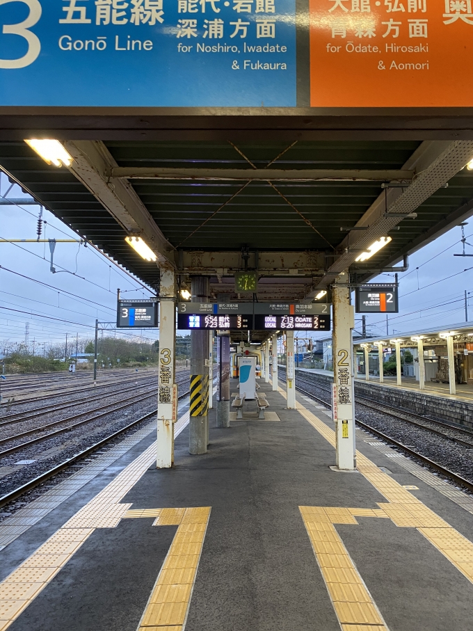 鉄道乗車記録の写真:駅舎・駅施設、様子(1)        「秋田駅5:27初奥羽本線に乗って来ました。
冷たい雨が降る朝でした。」