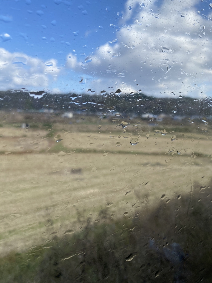 鉄道乗車記録の写真:車窓・風景(3)     「区間は正確ではありませんが、波しぶきがブワッとかかり、うわっと声をあげてしまいました。
窓ガラスに残る水滴です。」