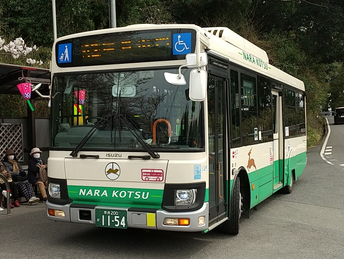 鉄道乗車記録の写真:旅の思い出(10)        「王寺駅前から信貴山まで奈良交通のバスに乗車しました。
42系統信貴山門行きです。(信貴大橋バス停留所にて)」