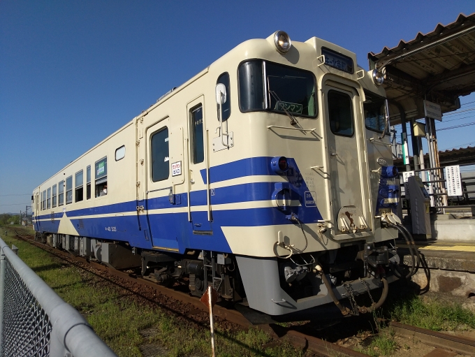 鉄道乗車記録の写真:列車・車両の様子(未乗車)(15)        「粟生駅の西側の広場から撮りましたが、場所が狭いため、煽り気味になりました。」
