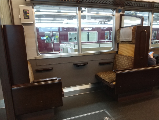 鉄道乗車記録の写真:車内設備、様子(1)        「3号車、4号車の2人掛け座席です。」