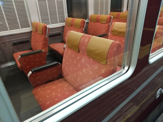 鉄道乗車記録の写真:車内設備、様子(4)        「1号車、2号車の座席です。モケットが赤色になっています。」