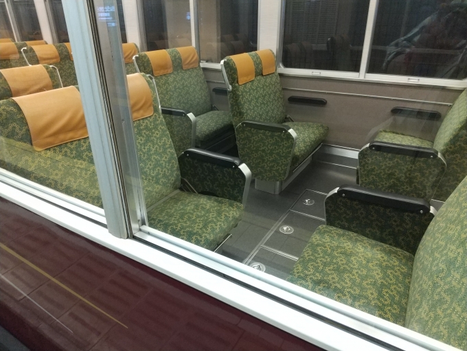 鉄道乗車記録の写真:車内設備、様子(7)        「5号車、6号車の座席です。モケットが緑色になっています。」