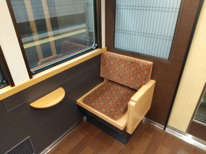 鉄道乗車記録の写真:車内設備、様子(7)        「ここに座りました。前に車椅子スペースがあるため、このような1人掛け座席になっています。(向かいは5人掛けのロングシートです)」