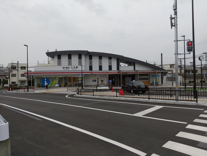 鉄道乗車記録の写真:駅舎・駅施設、様子(1)        「前回と違って駅前ロータリーが完成しています。(前回は4月17日に行ってきました)」