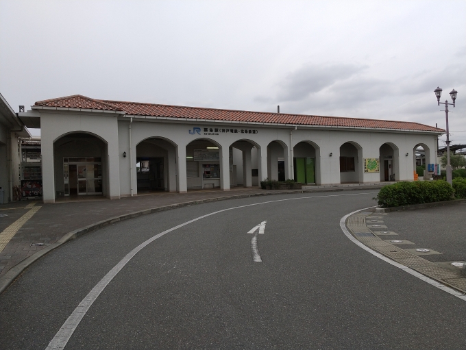 鉄道乗車記録の写真:駅舎・駅施設、様子(10)        「粟生駅の駅舎です。」