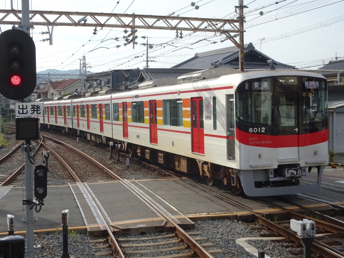 鉄道乗車記録の写真:列車・車両の様子(未乗車)(2)        「大塩駅に到着した6012Fの上り普通列車です。」