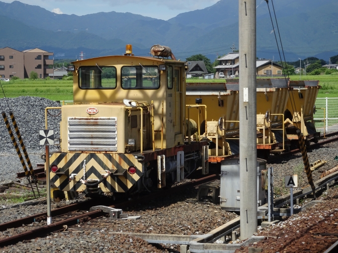 鉄道乗車記録の写真:列車・車両の様子(未乗車)(8)        「ナローゲージの保線用モーターカーとホッパー車です。」