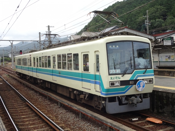 鉄道乗車記録の写真:列車・車両の様子(未乗車)(7)        「｢京まふ×叡でん｣のコラボヘッドマークを掲出しているデオ801Fの出町柳側です。」