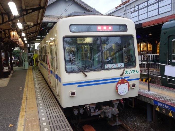 鉄道乗車記録の写真:列車・車両の様子(未乗車)(2)        「出町柳駅2番線にて展示されている｢うらみちお兄さん｣のコラボ車両のデオ724です。」