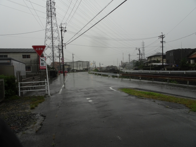 鉄道乗車記録の写真:旅の思い出(14)        「元伊勢八王子駅から西日野駅の方向を向いています。(これから雨の中を歩いて西日野駅まで戻ります。)」