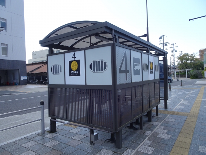 鉄道乗車記録の写真:旅の思い出(15)        「バス停留所の上屋のデザインが町家風になっています。」