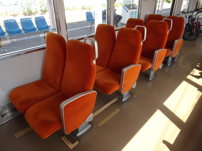 鉄道乗車記録の写真:車内設備、様子(3)        「｢ふくにん｣電車のクロスシート部分です。京阪9000系で使われていたものです。」