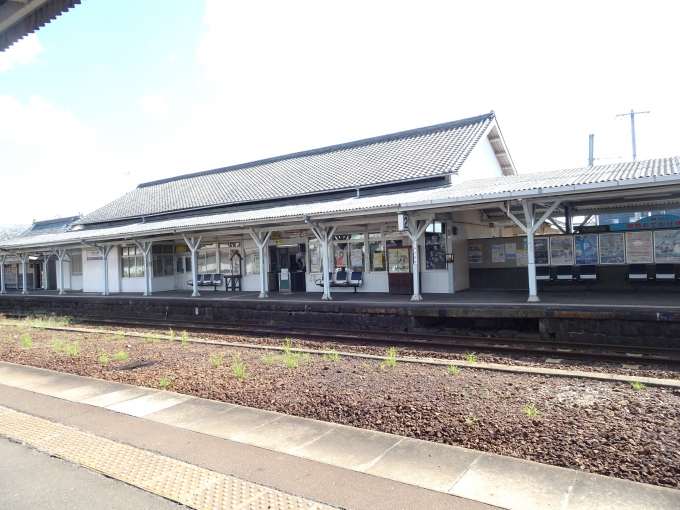 鉄道乗車記録の写真:駅舎・駅施設、様子(1)        「伊賀上野駅の駅舎をホーム側から見たものです。」