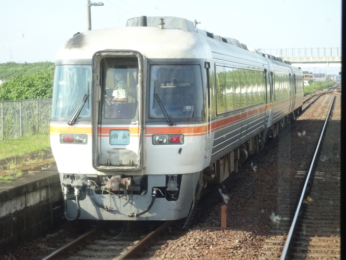 鉄道乗車記録の写真:列車・車両の様子(未乗車)(2)        「六軒で撮ったキハ85の特急｢南紀｣です。これもそのうちHC85に置き換えられるのでしょうね。」