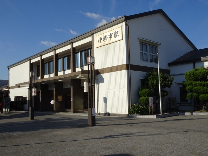 鉄道乗車記録の写真:駅舎・駅施設、様子(6)        「ここから近鉄の宇治山田駅まで歩いて移動です。」