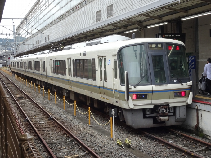 鉄道乗車記録の写真:乗車した列車(外観)(2)        「221系4両の奈良行き普通列車です。」