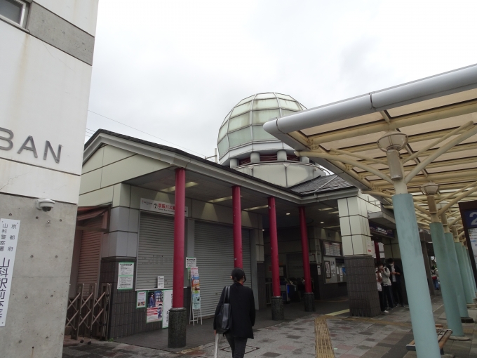 鉄道乗車記録の写真:駅舎・駅施設、様子(2)        「京阪山科駅の南口です。」