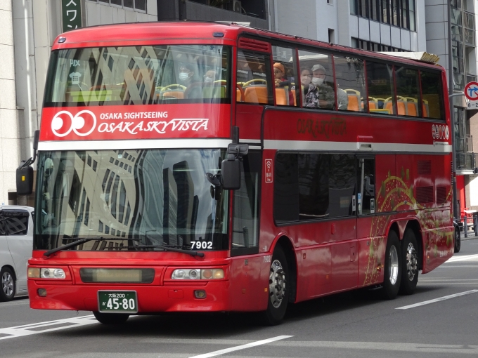 鉄道乗車記録の写真:旅の思い出(1)        「近鉄バスが運行する、オープントップバス｢大阪スカイビスタ｣です。淀屋橋をぶらぶらしていたら、たまたま通りかかりました。」