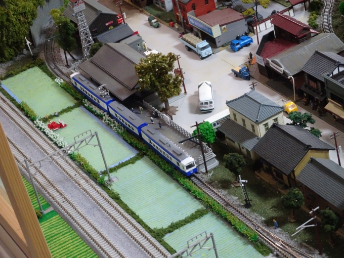 鉄道乗車記録の写真:旅の思い出(16)        「ジオラマの内部駅に停車中のあすなろう鉄道の模型の列車です。(6.5ミリゲージで自作されたそうです。)」