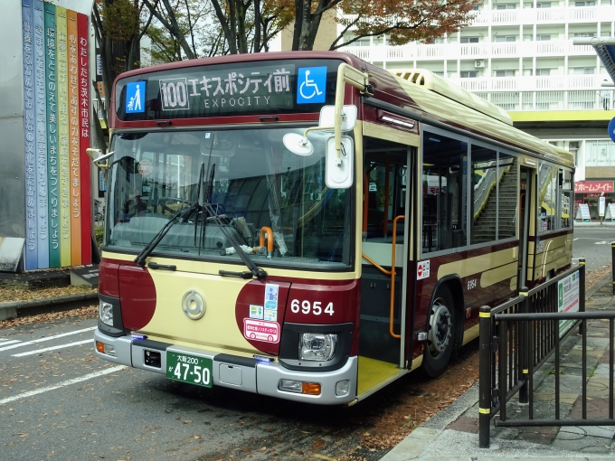 鉄道乗車記録の写真:旅の思い出(5)        「バスの車内から撮った近鉄バスの復刻塗装車です。(@JR茨木駅前)」