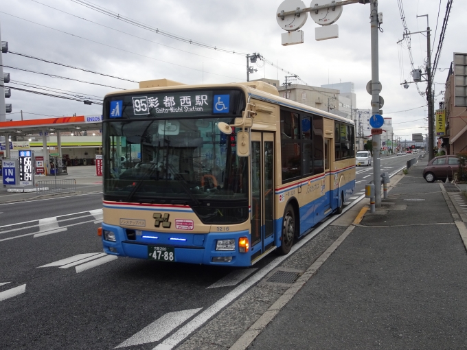 鉄道乗車記録の写真:旅の思い出(9)        「このバスに乗って大阪モノレールの彩都西駅に行きます。(@中河原南口)
14時30分発だったのですが、茨木駅付近の渋滞で25分遅れての到着です。(ただ彩都西駅には所要時間18分で到着するので意外と近いんですねぇ。)」