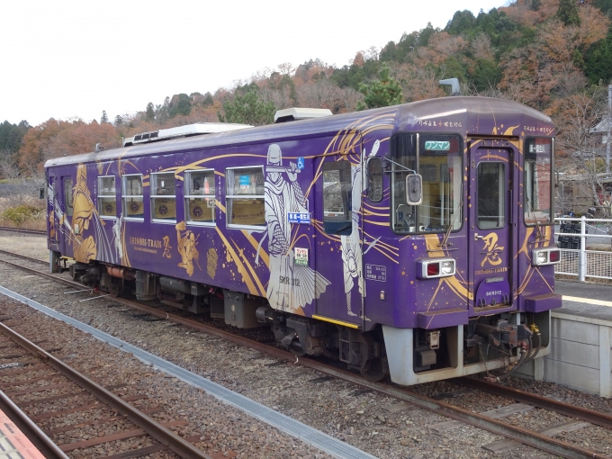鉄道乗車記録の写真:列車・車両の様子(未乗車)(10)        「忍トレインのSKR312です。乗車したSKR311は緑色ベースでしたが、SKR312は紫色ベースです。」