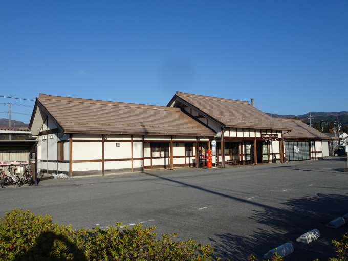 鉄道乗車記録の写真:駅舎・駅施設、様子(3)        「多賀大社前駅駅舎の全景です。」