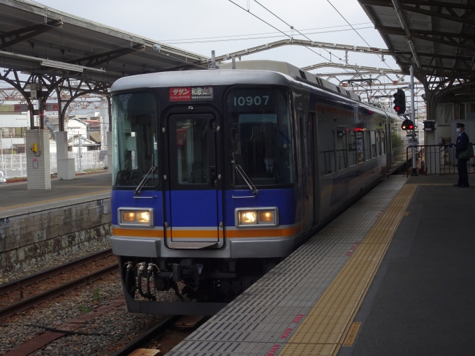鉄道乗車記録の写真:乗車した列車(外観)(2)        「土休日ダイヤは、朝の2本しか設定のない特急サザン和歌山港行きです。」