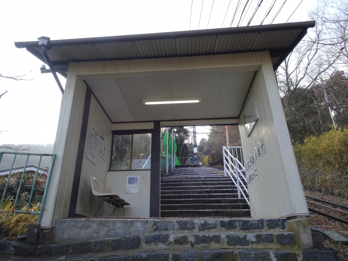 鉄道乗車記録の写真:駅舎・駅施設、様子(4)        「駅舎と言うより、簡単な待合室のようなものです。」