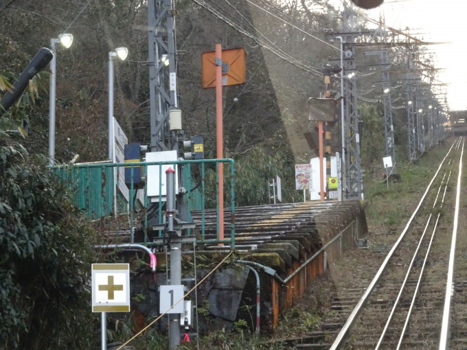 鉄道乗車記録の写真:駅舎・駅施設、様子(3)        「先の梅屋敷駅と違ってホームだけの駅です。」