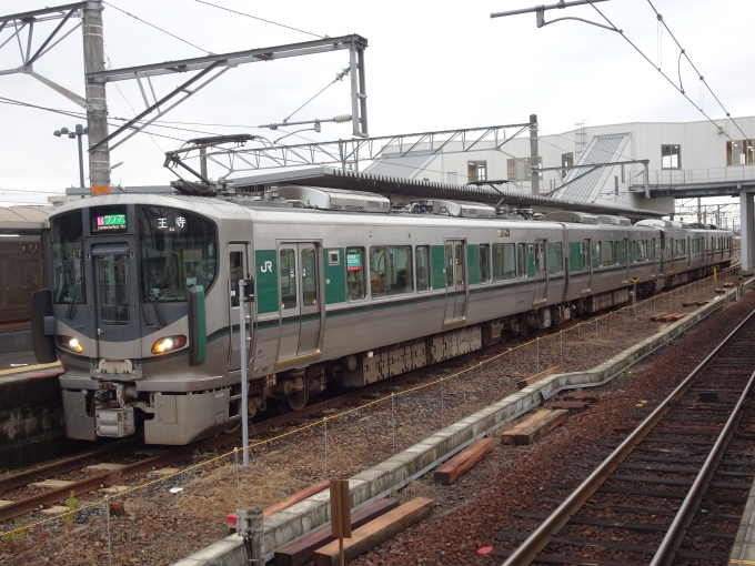 鉄道乗車記録の写真:列車・車両の様子(未乗車)(1)          「JR和歌山線の列車です。前のパンタグラフが上がっています。」