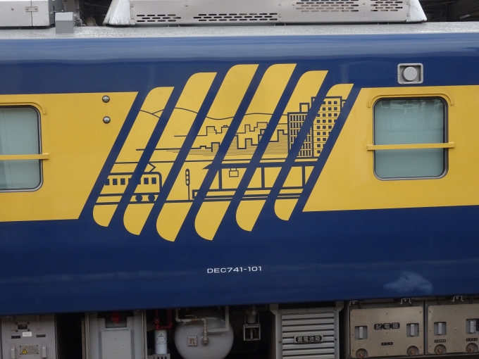 鉄道乗車記録の写真:列車・車両の様子(未乗車)(14)        「DEC741の側面のロゴです。」