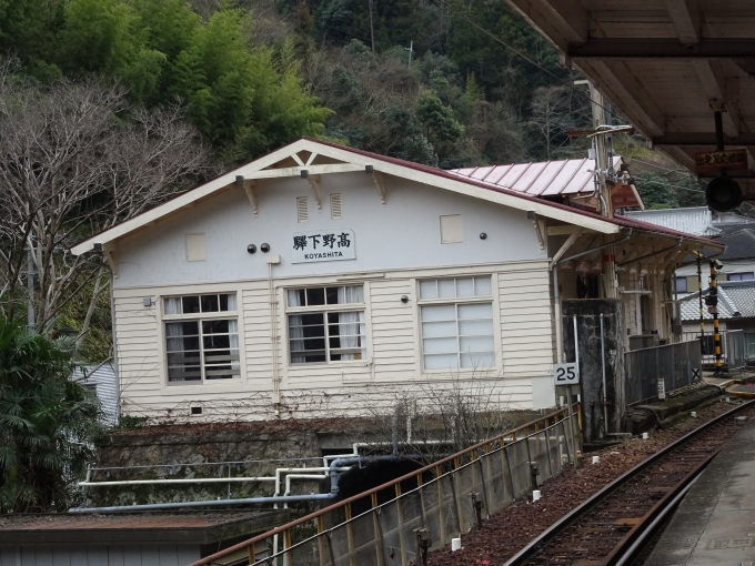 鉄道乗車記録の写真:駅舎・駅施設、様子(17)        「ホームから駅舎の裏側を見たところです。昭和初期の復刻版の駅名看板があります。」