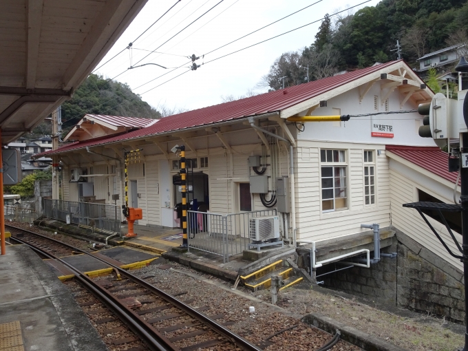 鉄道乗車記録の写真:駅舎・駅施設、様子(18)        「ホームから駅舎の表側を見たところです。」
