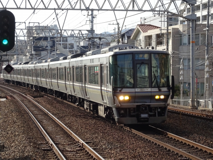 鉄道乗車記録の写真:列車・車両の様子(未乗車)(1)          「摂津本山を通過する223系の快速列車です。」