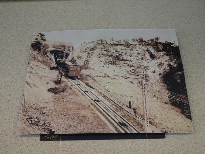 鉄道乗車記録の写真:旅の思い出(6)        「六甲ケーブル山上駅と初代ケーブルカーです。」