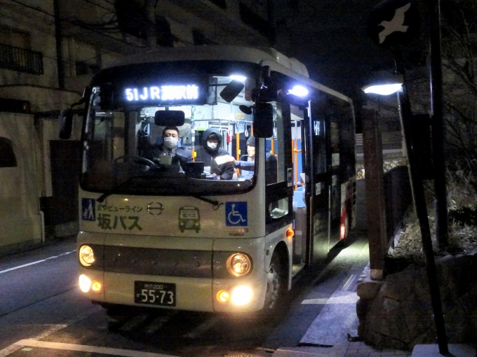 鉄道乗車記録の写真:旅の思い出(18)        「市バスが混んでいたので、この｢神戸みなと観光｣の｢坂バス｣で灘駅に向かいます。(写真を撮っただけで乗ったのは別の車両です。)」