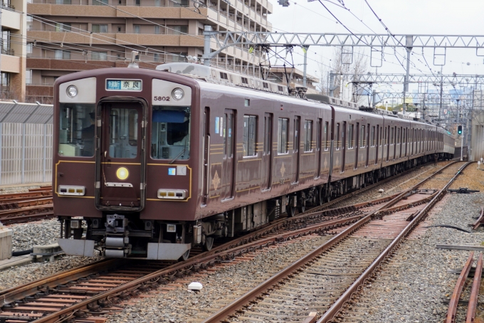 鉄道乗車記録の写真:列車・車両の様子(未乗車)(2)        「近鉄奈良線100周年大軌デボ1形塗装の5802F(DH02)とシリーズ21の9022F(EE22)の奈良行き快速急行です。」