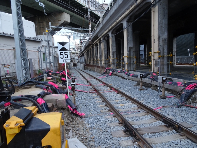 鉄道乗車記録の写真:旅の思い出(2)        「浄正橋踏切から大阪駅(うめきた)方面を見ています。確かに勾配がキツそうです。」