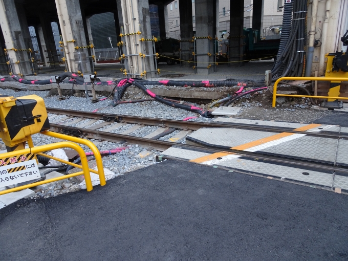 鉄道乗車記録の写真:旅の思い出(3)        「浄正橋踏切の大阪駅側です。勾配を少しでも緩くするために、70センチほど掘り下げています。(野田駅側も30センチほど掘り下げています。)」