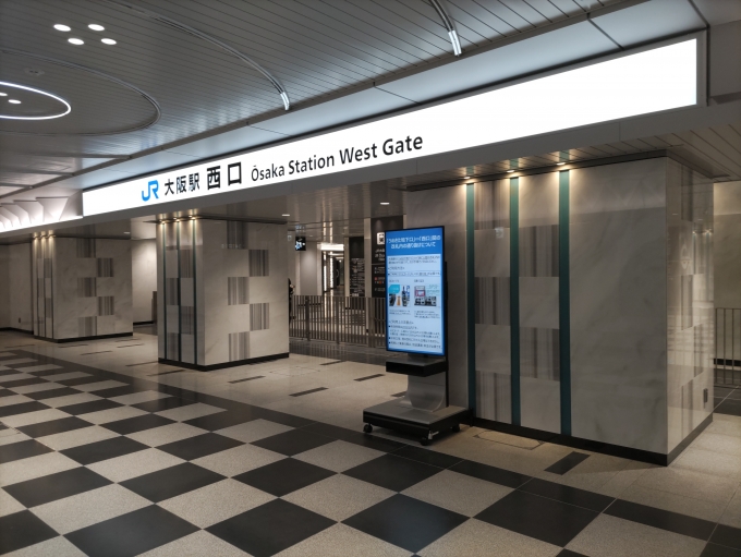 鉄道乗車記録の写真:駅舎・駅施設、様子(2)        「大阪駅西口の改札口です。」