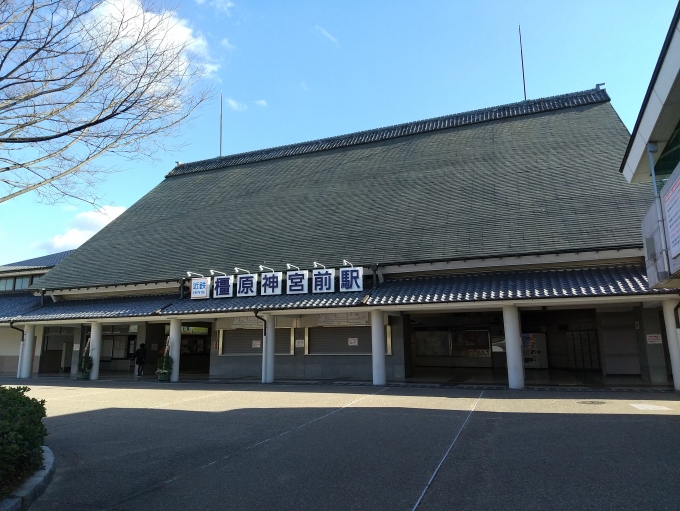鉄道乗車記録の写真:駅舎・駅施設、様子(1)        「橿原神宮前駅の西口の駅舎です。」