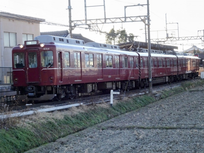 鉄道乗車記録の写真:列車・車両の様子(未乗車)(2)        「早速赤いレトロ編成が来ました。」