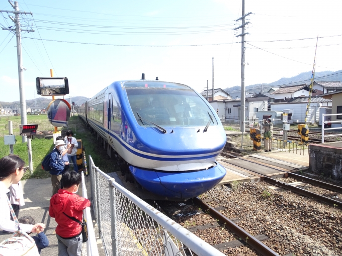 鉄道乗車記録の写真:乗車した列車(外観)(4)        「鳥取ヘ向けて出発する｢スーパーはくと｣です。」